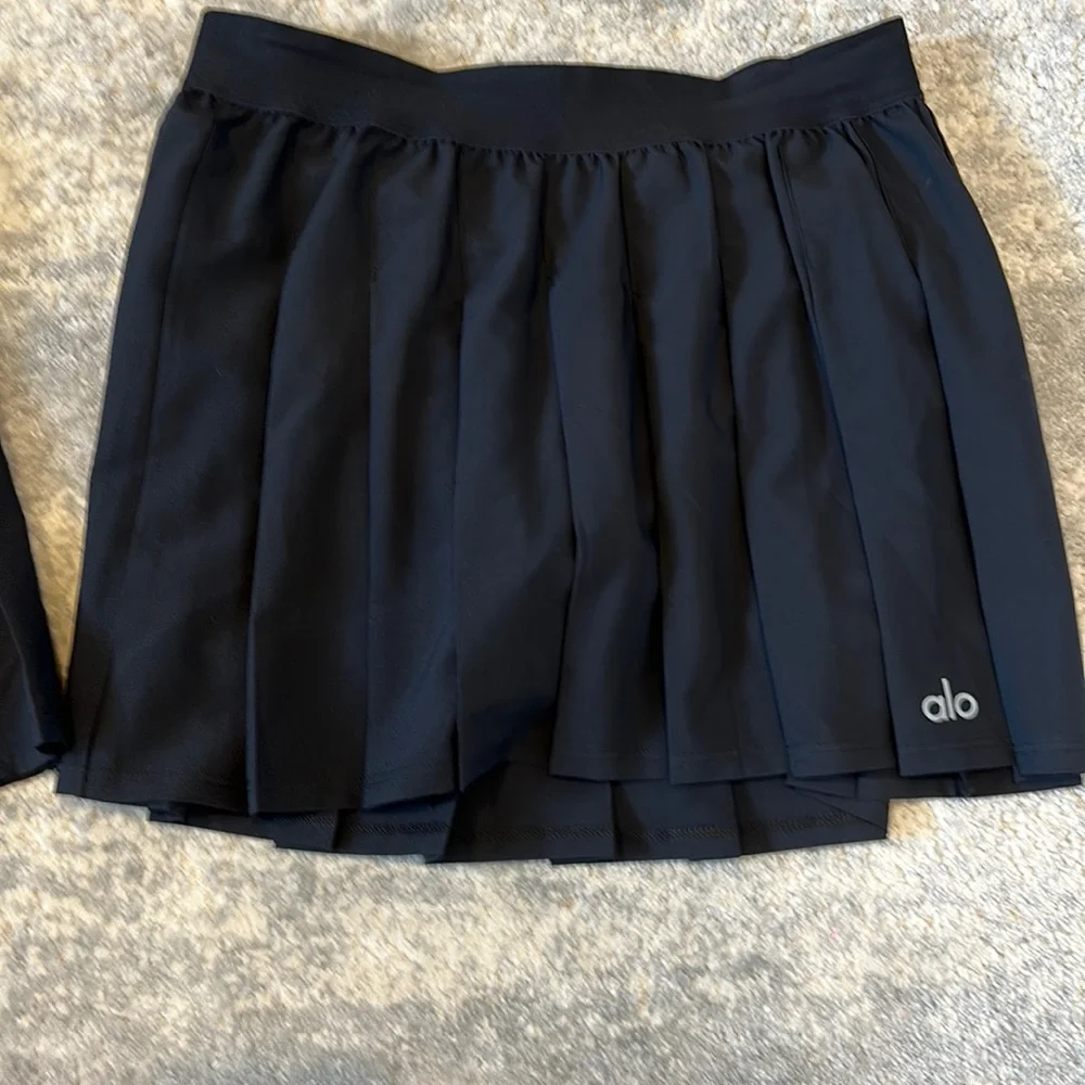 ALO YOGA pleated tennis skirt.